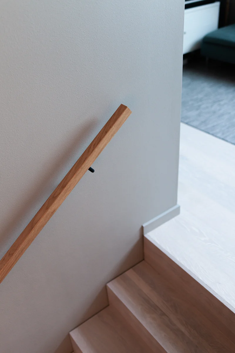 Fyrkantig designledstång i massiv ek