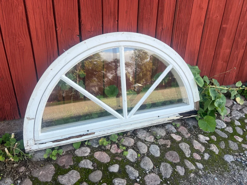 Halvmånefönster med karm
