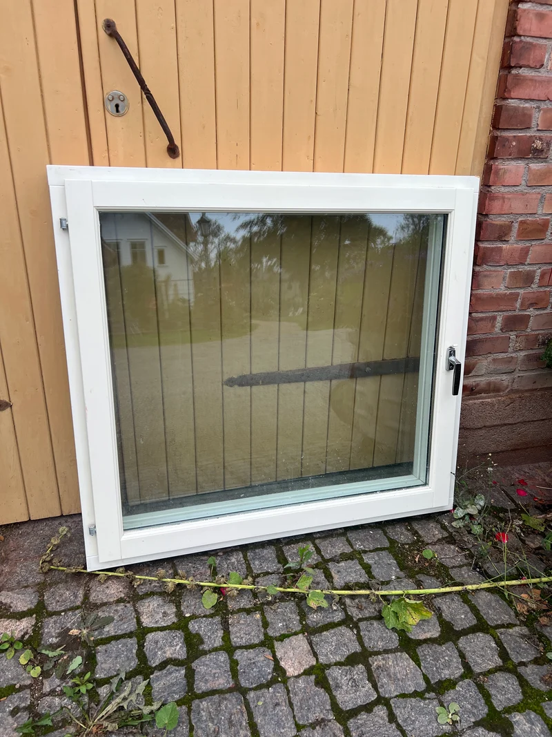 Fönster med karm 109x99