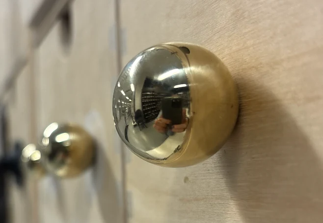 Knopp Sfera Senza klot i massiv mässing