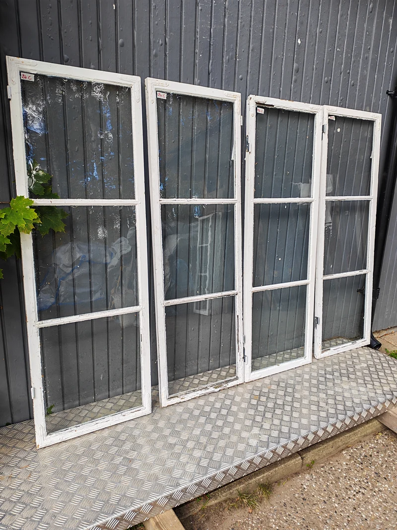 ART 24C 4ST B52 H155 D3 MUNBLÅST GLAS PRIS 1300 KR PER ST EN RUTA TRASIG