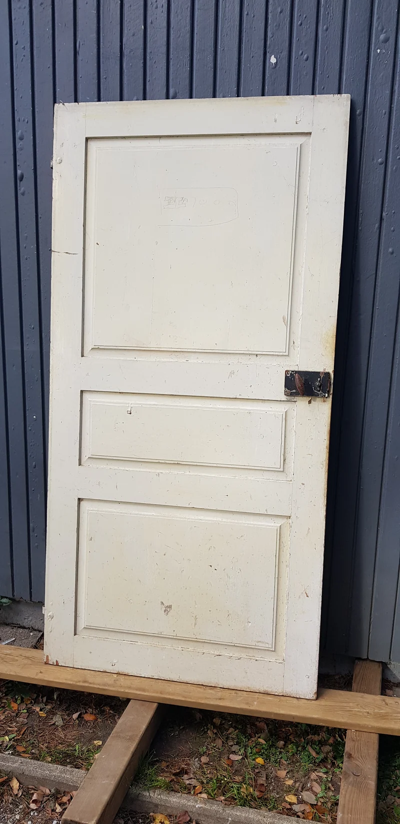 ARTIKELNUMMER 172 Antik Spegeldörr från 1700 talet med gammalt gångjärn säljes med karm som är nytillverkad.