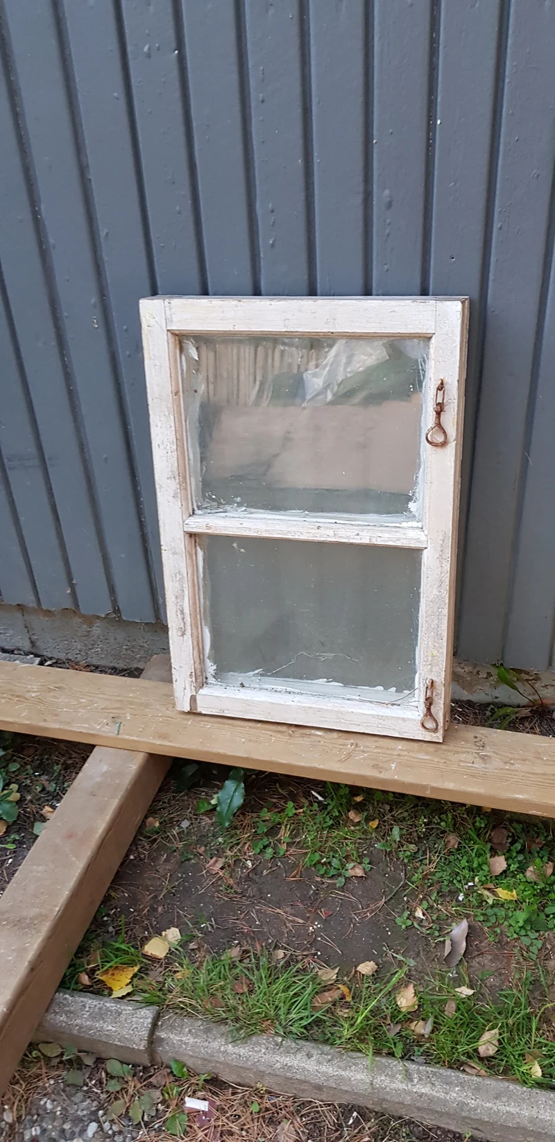 ARTIKELNUMMER 26 Ett litet kopplat fönster Mått:B 42,5 H63 Pris: 900kr