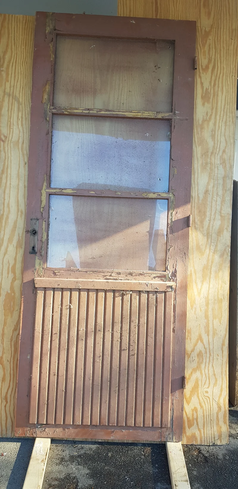 ARTIKELNUMMER 307 Fin gammal dörr / altandörr utan karm, höger hängd, passar perfekt till äldre hus växthus eller liknande. öppnas utåt