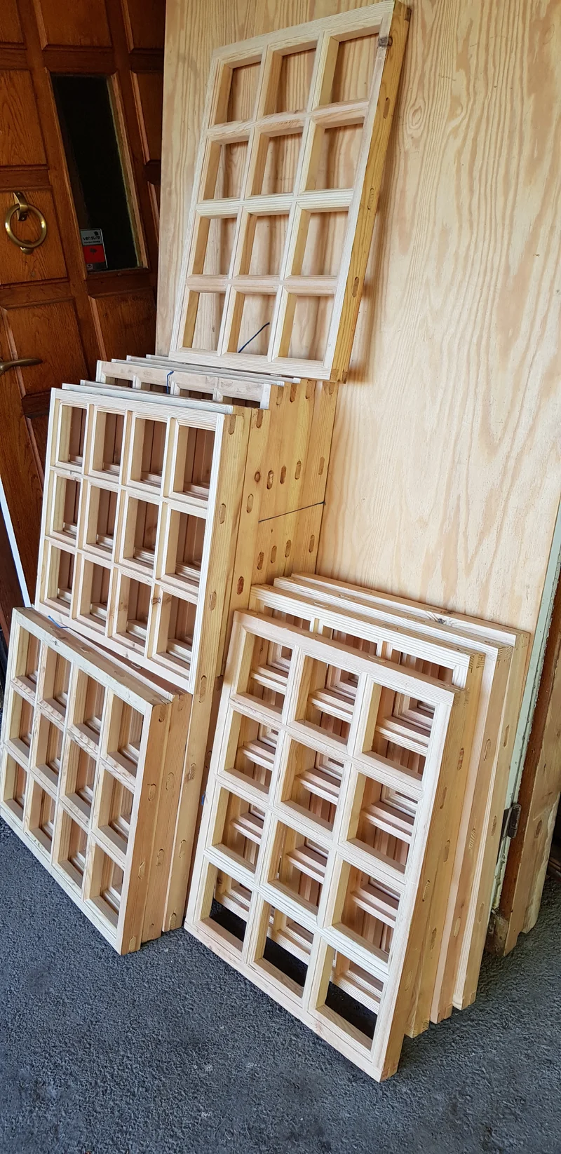 ARTIKELNUMMER 22 16st nya spröjsade fönster med färdiga glasrutor som kan passa till uterum, växthus eller överljus mått : Bredd 65 cm Höjd 51 cm Pris : 1250 kr per st vi leverera inom stockholm för 500 kr