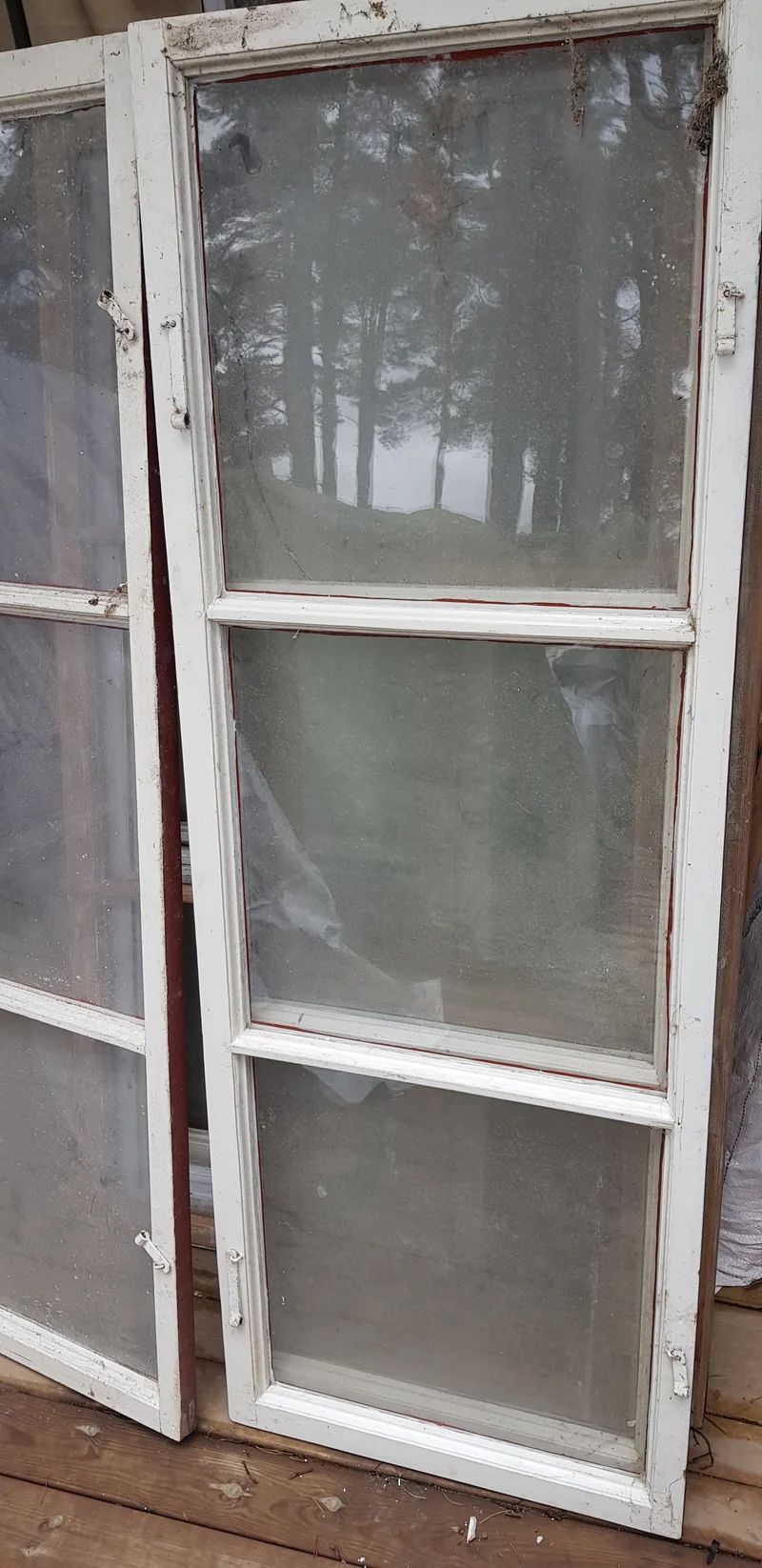 ARTIKELNUMMER 365 2st gamla spröjsade fönster med äkta spröjs har munblåsta glas.