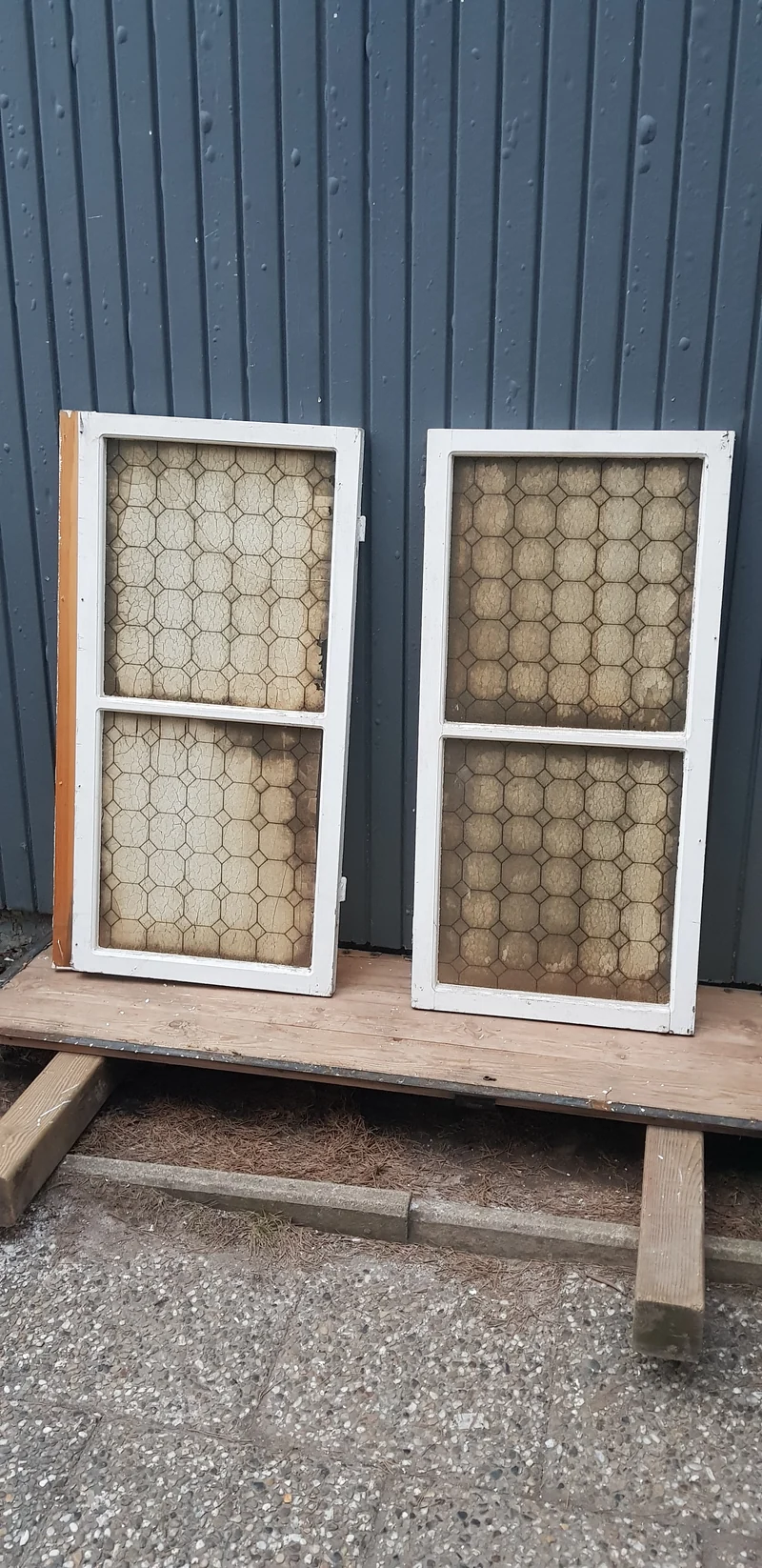 Art 13A 2st gamla fönster med gammalt glas B54 h109 d3.5 600kr per st en spricka på ena fönstret