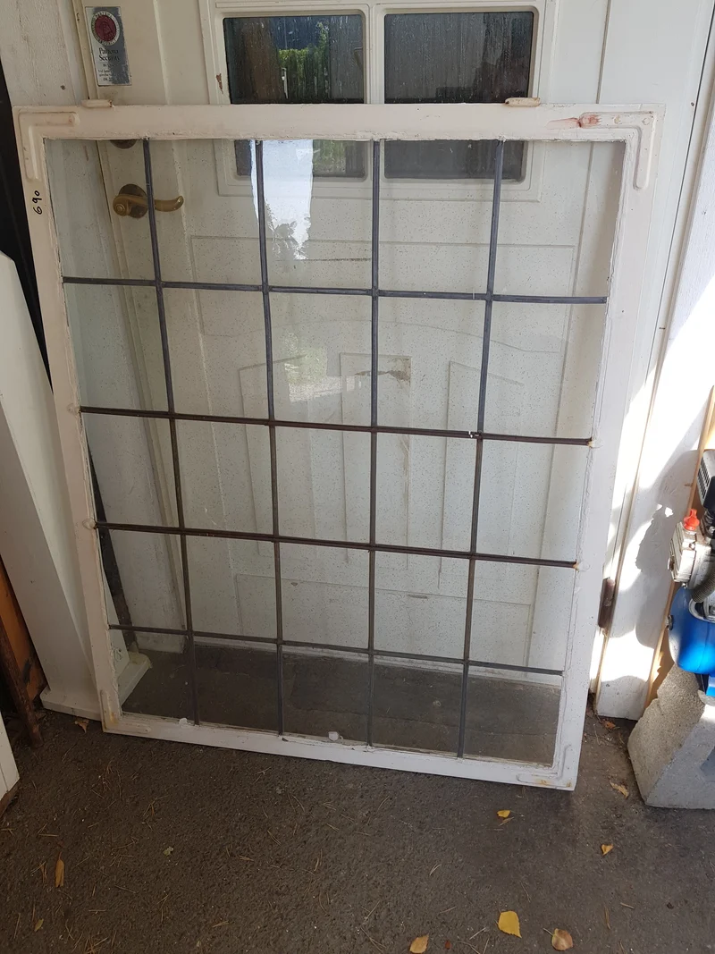 ART 690 B122 H99 PRIS 2000KR GAMMALT GLAS