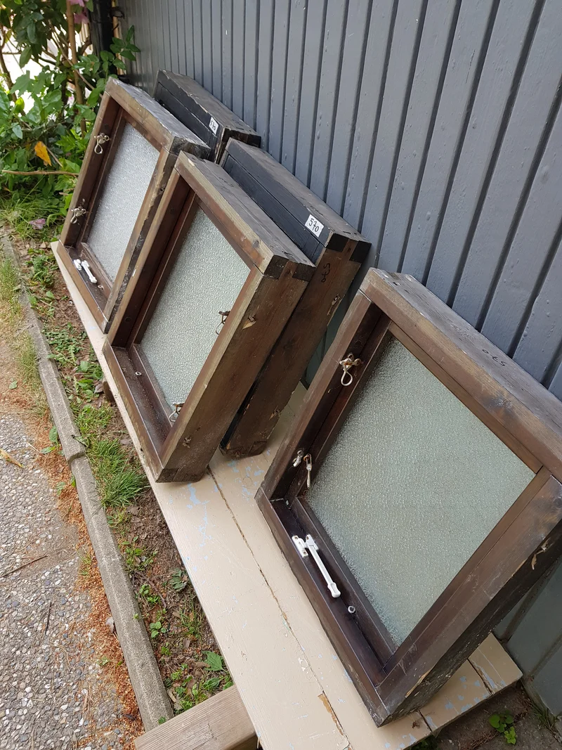 ARTIKELNUMMER 570 5 st kopplade badrumsfönster Mått: B 50,5 H 59 Pris: 1500 Kr/ st