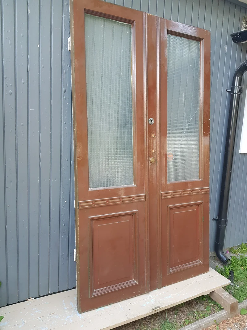 ARTIKELNUMMER 555 En äldre pardörr utan karm Mått: B 69,5 +57 H 221 D 4,5 Paris: 11000 k