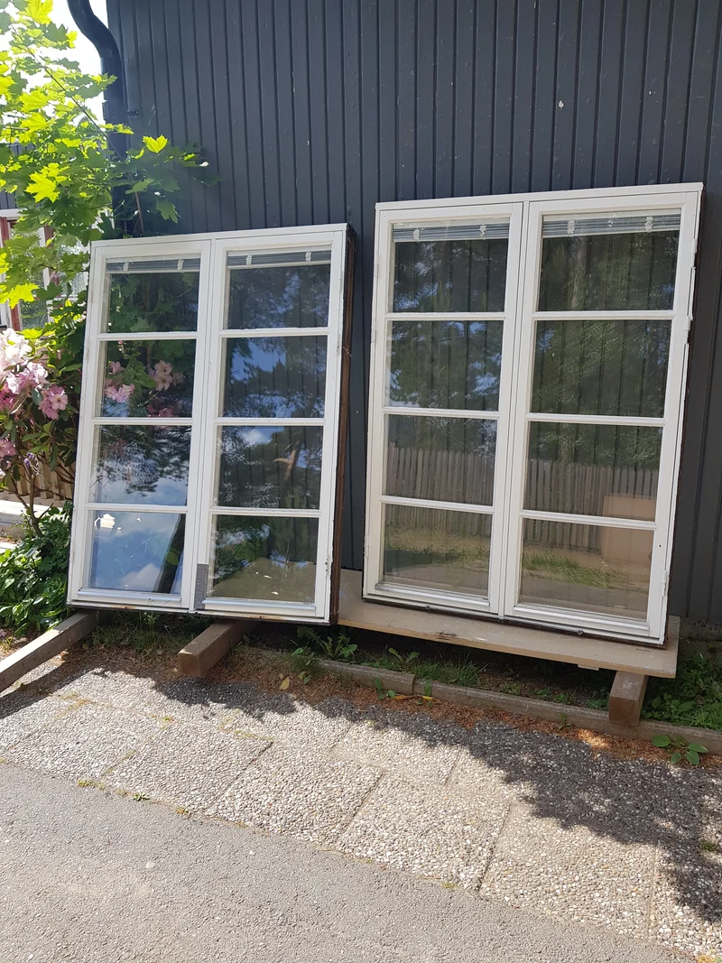 ARTIKELNUMMER 548 2 st fina fönster med äkta spröjs Mått: B120 H 160 Pris: 4000kr/st