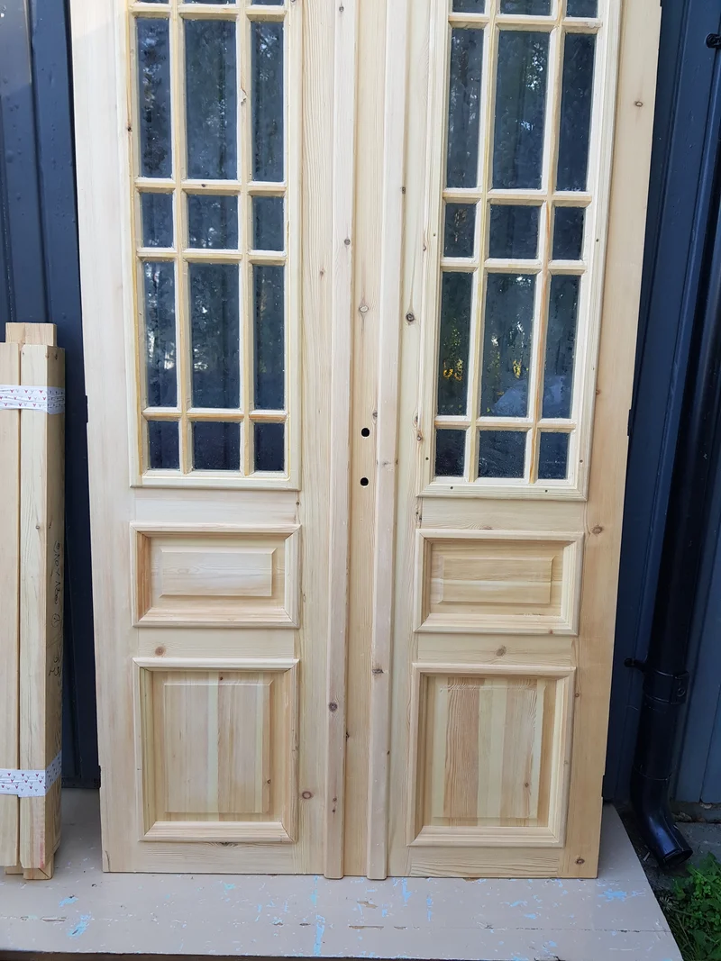 ART 427 Nytillverkad pardörr i gammal stil Mått B120 x H210 cm Mått B130 x H210 cm Öppnas utåt Handtag på höger sida Pris 15000 kr Tillkommer 1000 kr för gångjärn och låskista