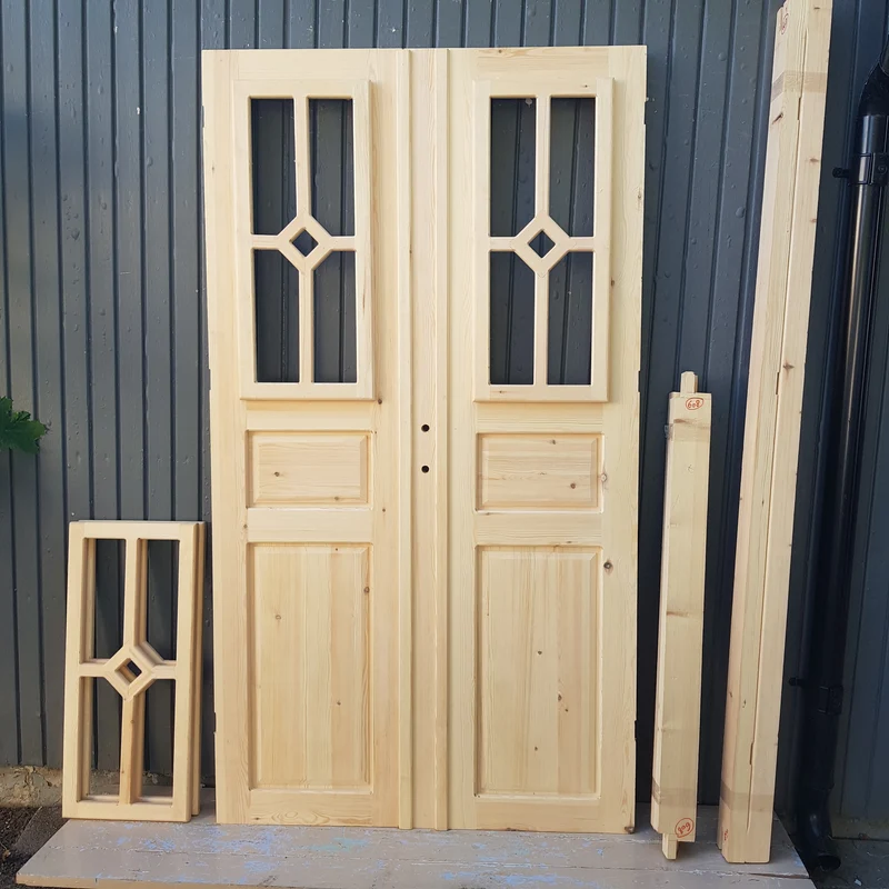 ART 608 B120 H210 SÅLD 18500 KR 608 Nytillverkad pardörr med vackra detaljer Mått: B 120 H 210 OBS denna är slutsåld men det går att beställa likadan med önskad mått