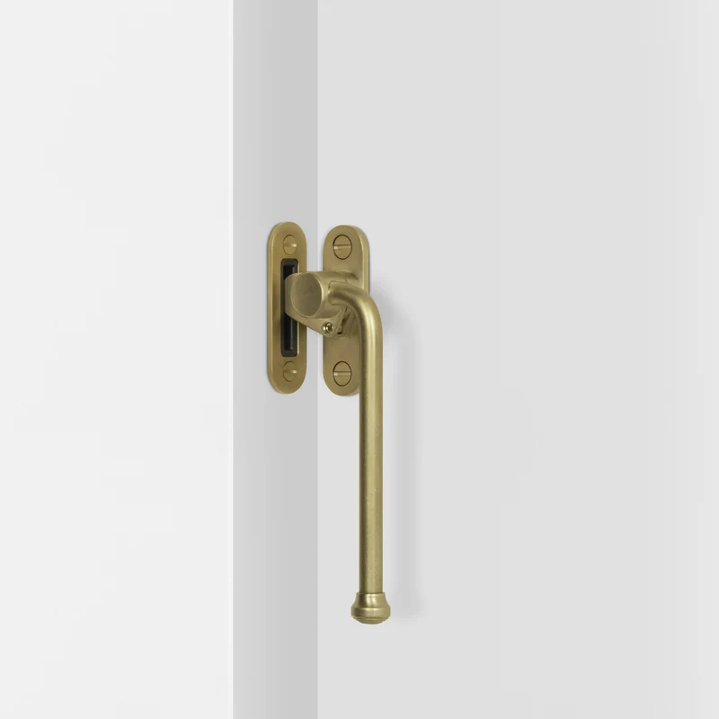 Southbank Lockable Casement Window Handle With Plate Right - Antique Brass