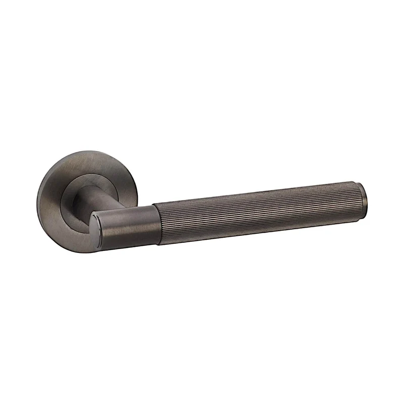 Spitfire Reeded | Dörrhandtag i Dark Bronze