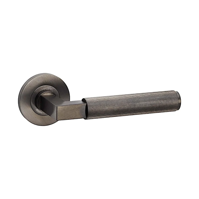 Hurricane Reeded | Dörrhandtag i Dark Bronze