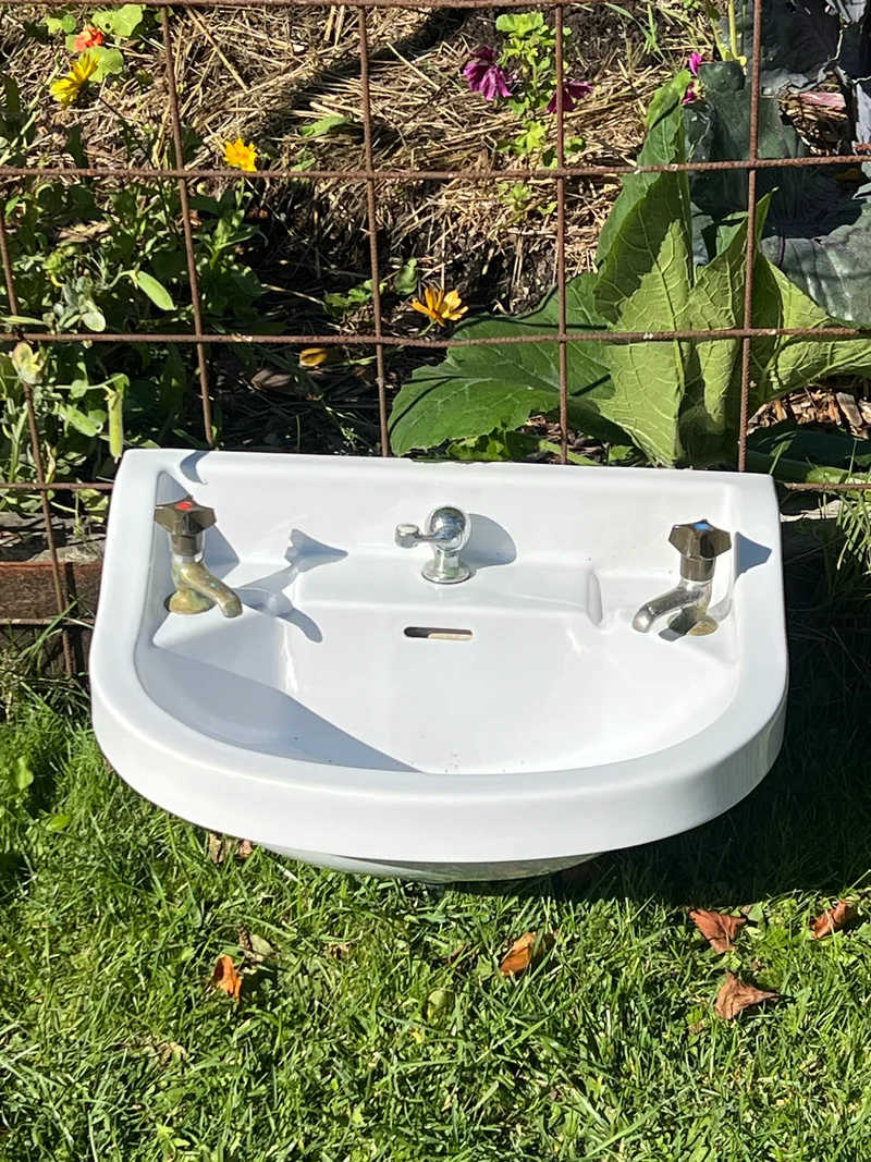 Handfat med hög bakkant