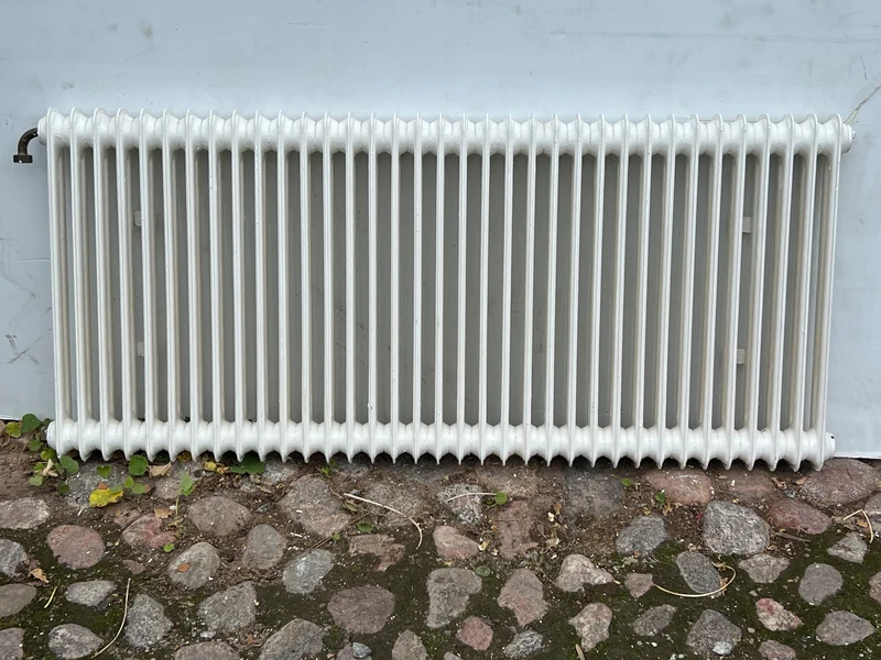 Vägghängd radiator 131x58x8