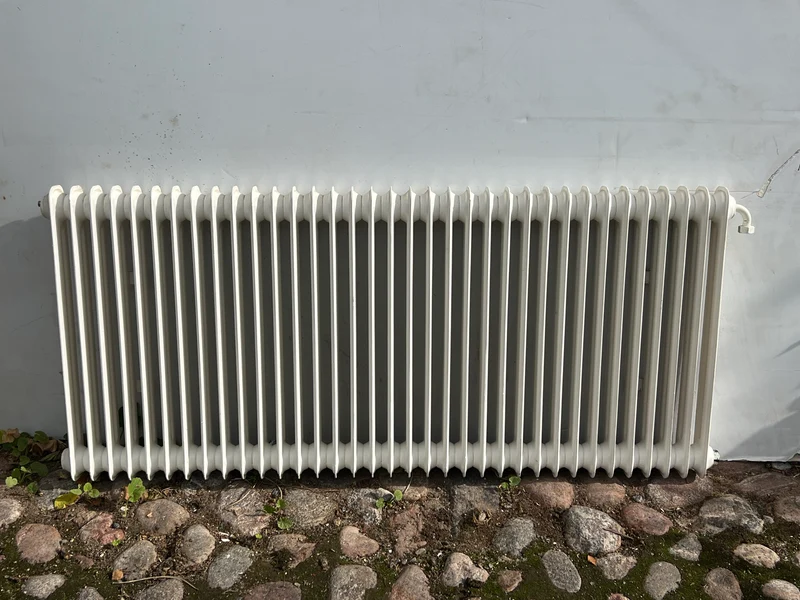 Vägghängd radiator 132x58x8