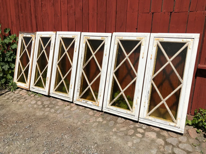 6 spröjsade fönster med karm 50x107,5