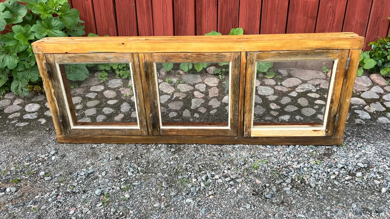 Fönster med karm 137x50