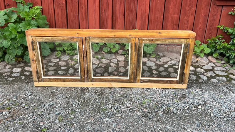 Fönster med karm 137x50