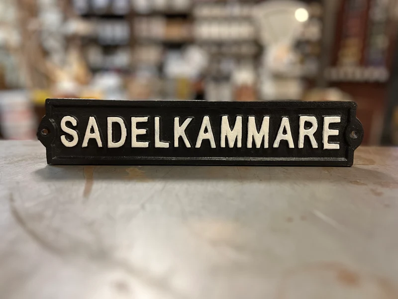 Gjutjärnsskylt Sadelkammare