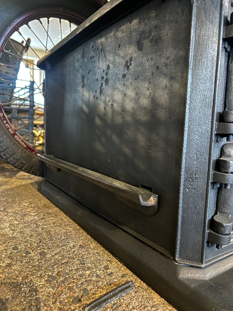 Hylla till vedspisens vattencistern