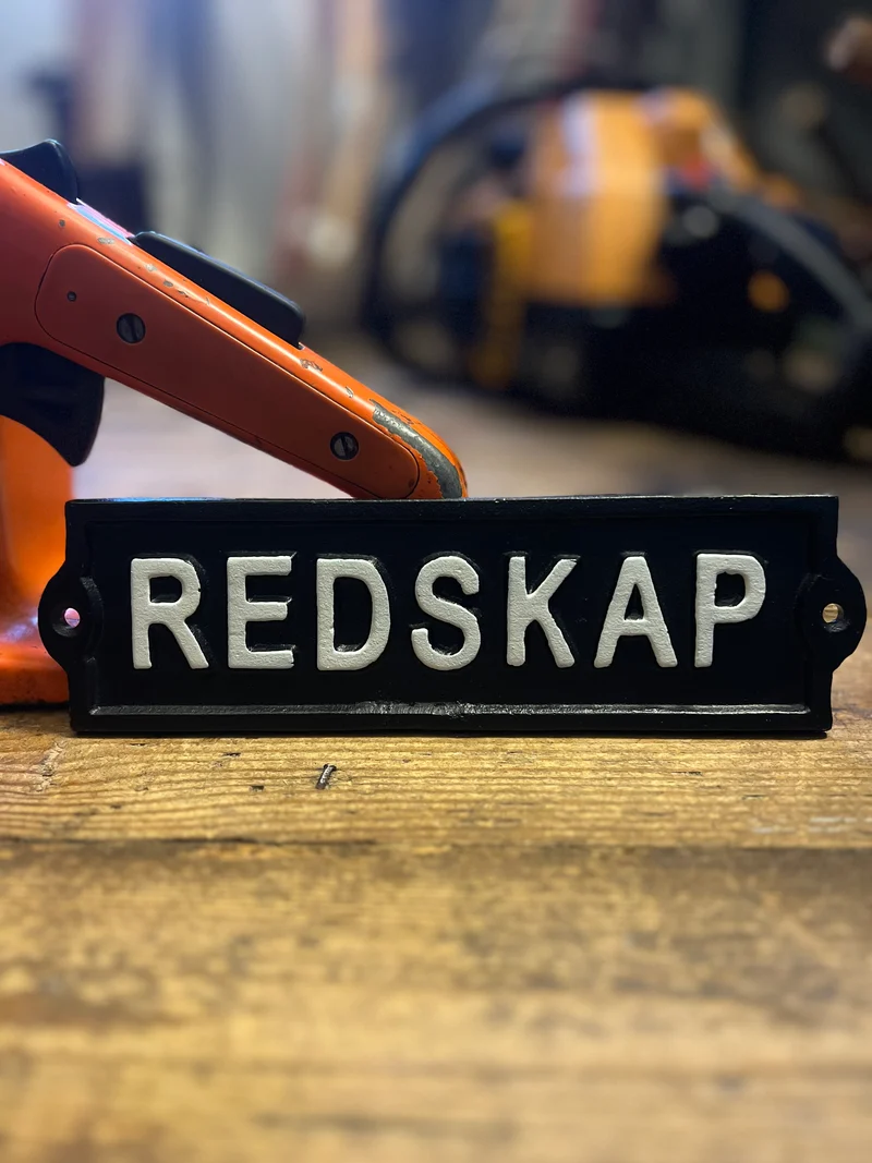 Gjutjärnsskylt Redskap