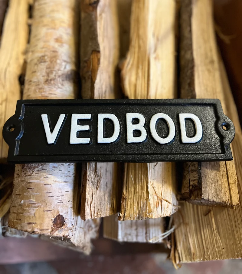 Gjutjärnsskylt Vedbod
