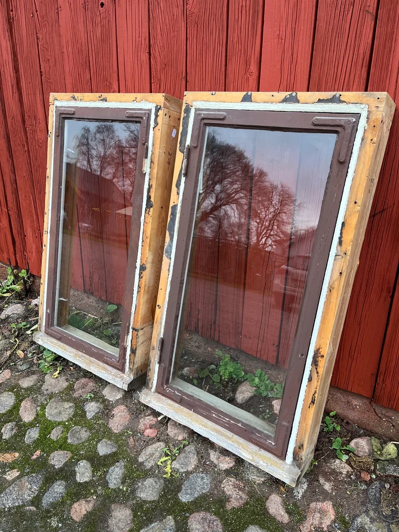 2 st fönster med karm 56,5x102
