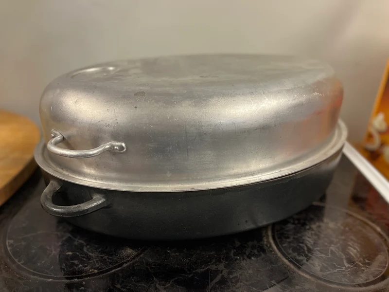 Stor gjutjärnsgryta
