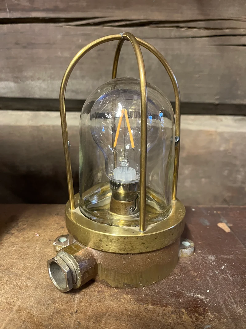 Lampa i mässing