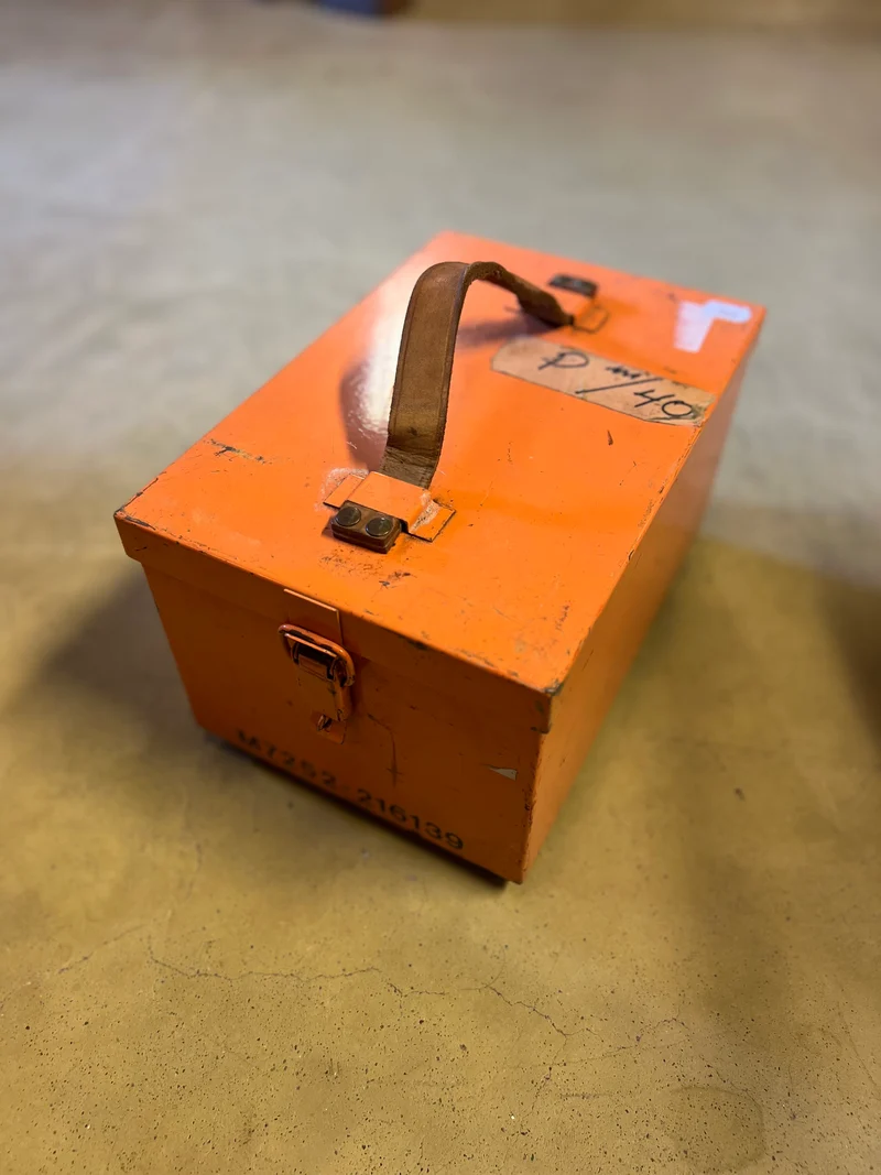 Orange plåtlåda