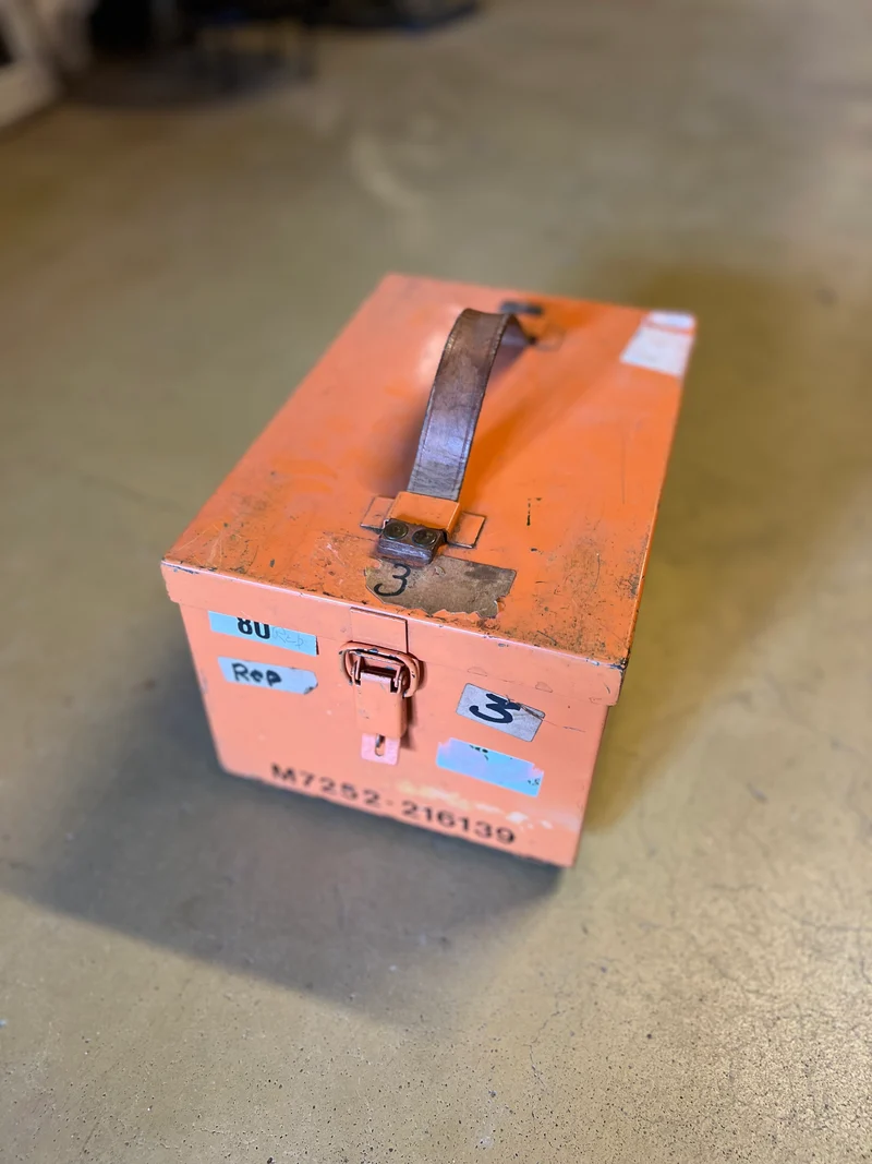 Orange plåtlåda
