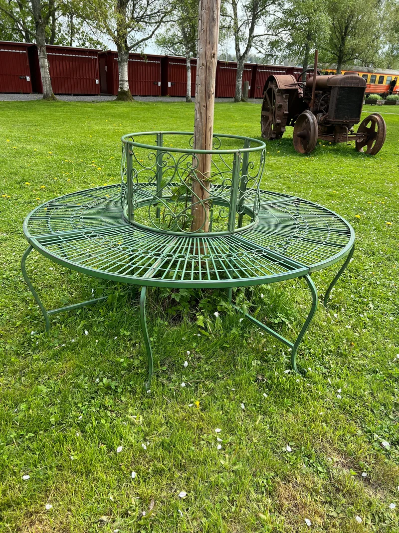 Grön trädbänk i smide