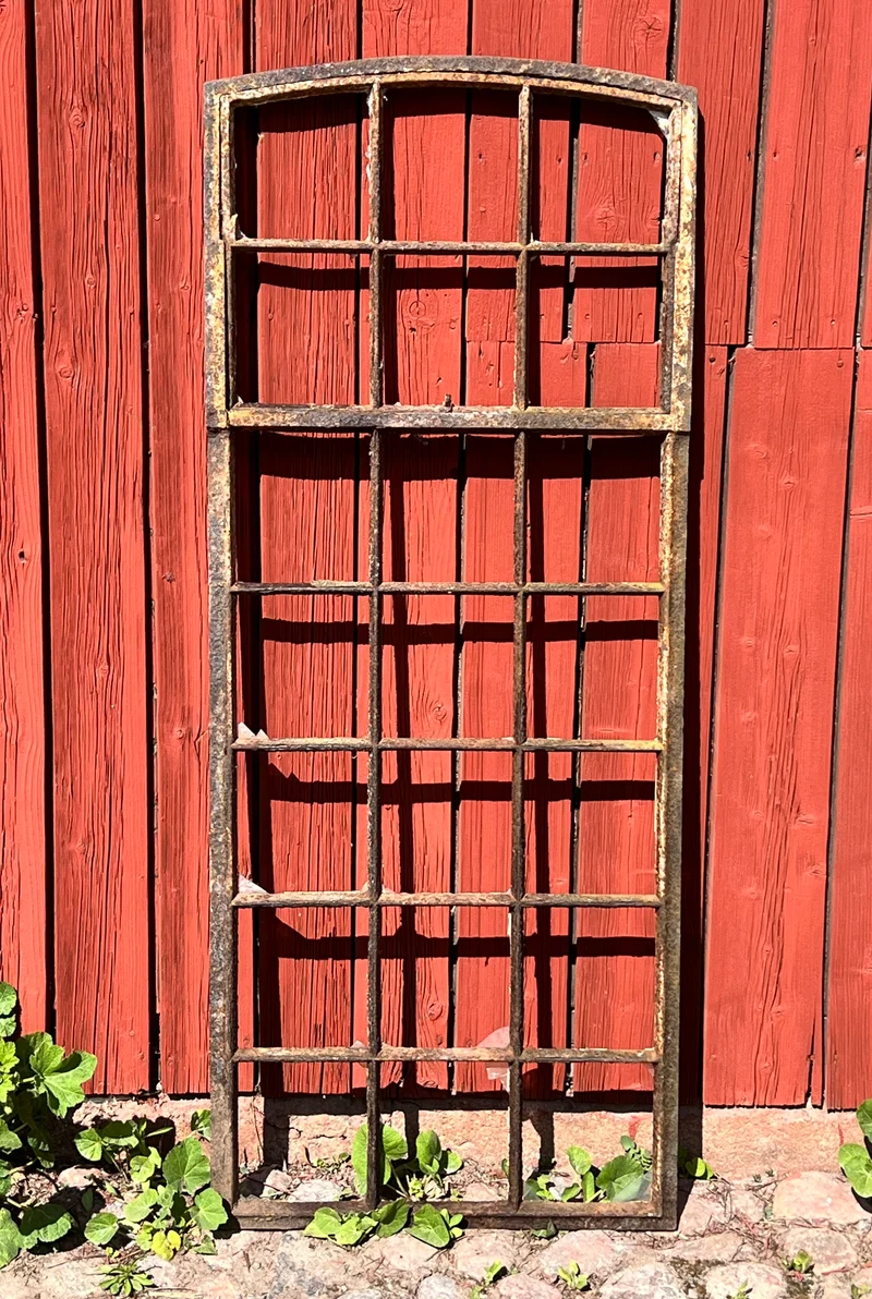 Stort parti välvda gjutjärnsfönster 70x170cm