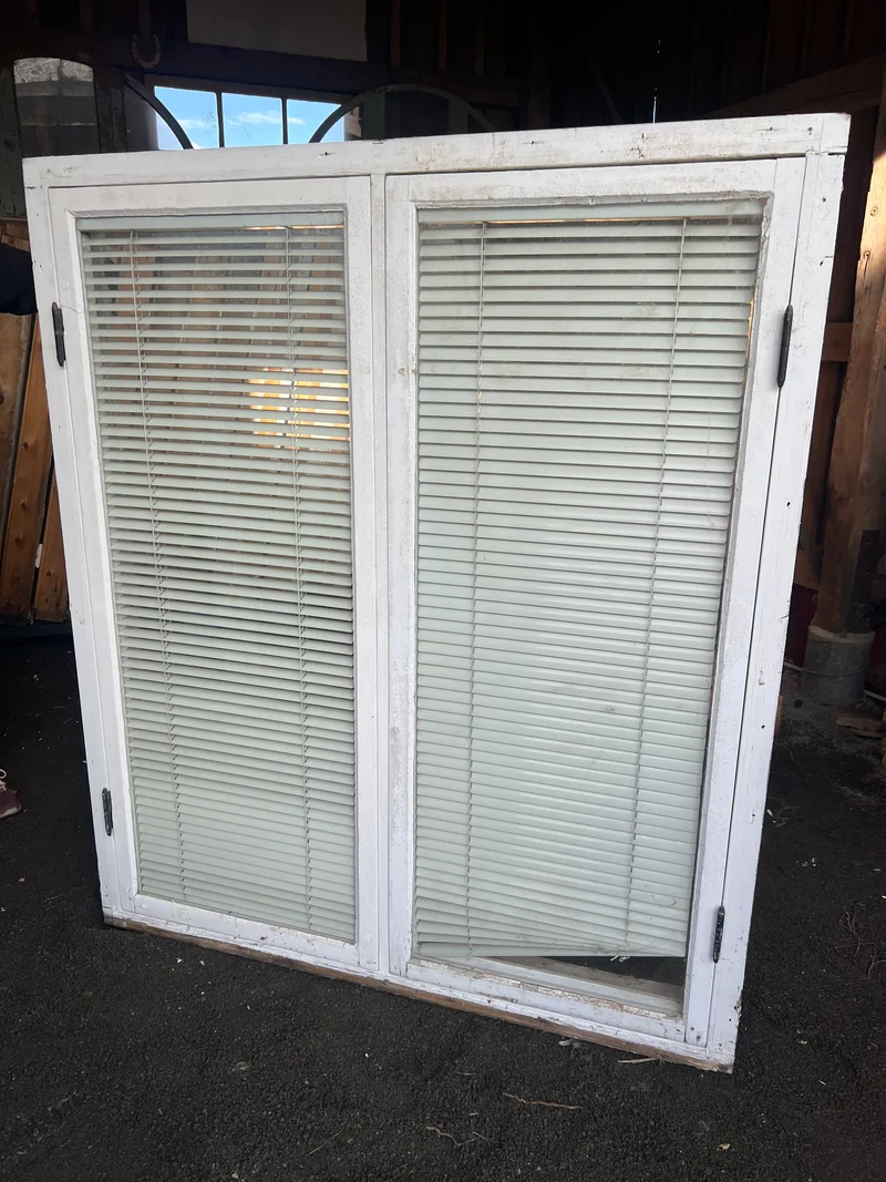 Fönster med karm 127x147