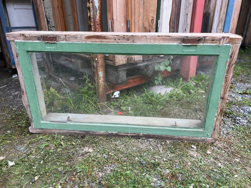 Fönster med karm 107x56