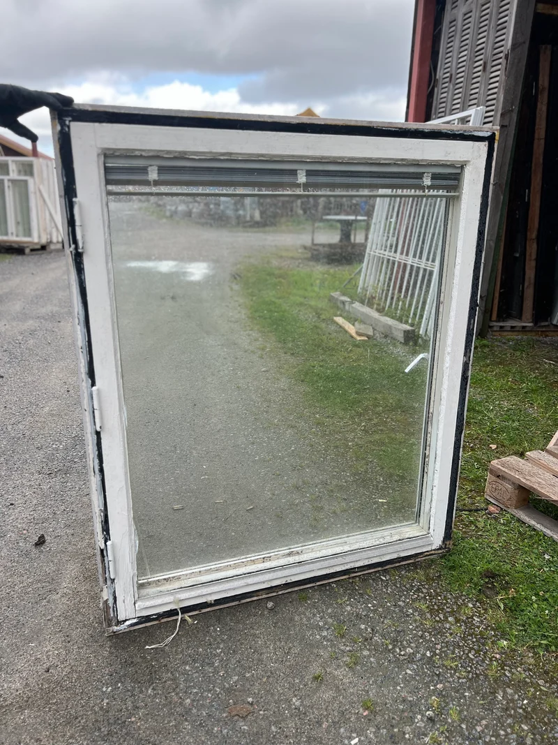 Fönster med karm 109x129