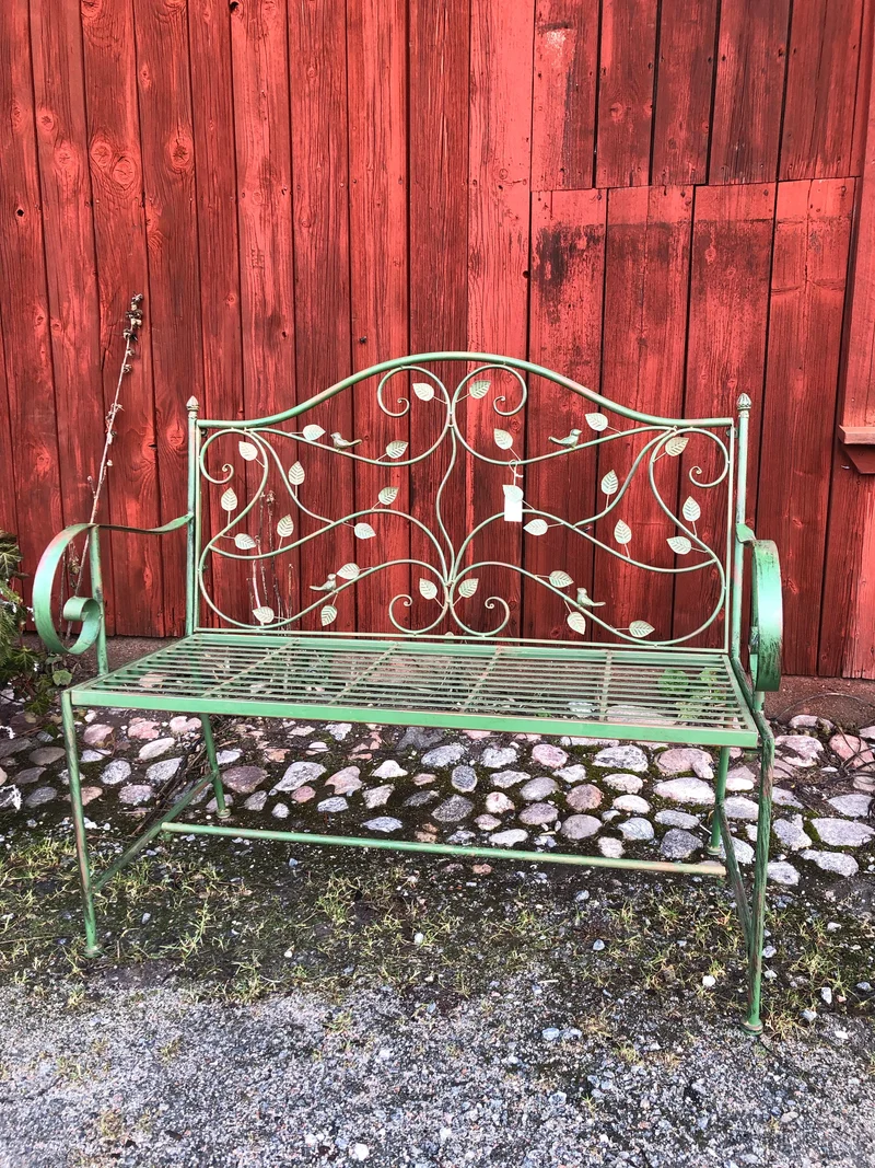 Trädgårdsbänk med små löv